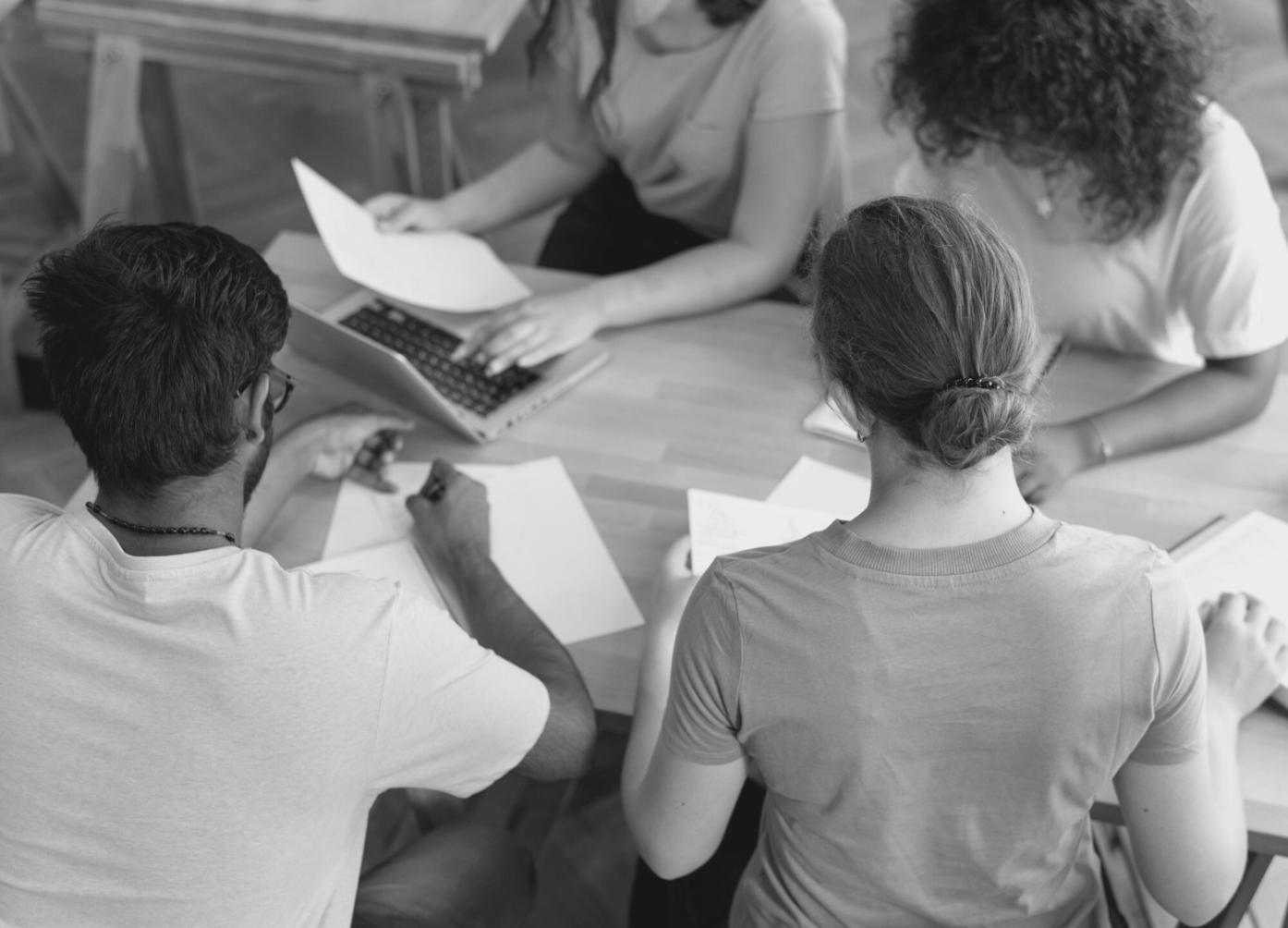 Étude détaillée de données financières sur écran d'ordinateur