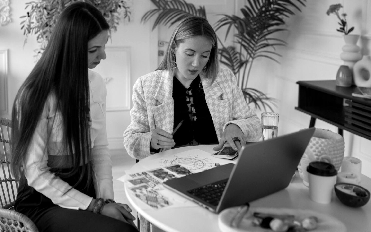 Workspace moderne avec analyses financières et graphiques